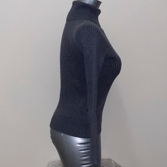 Turtle Neck Rib-Knit Tee - Picture 2 of 5